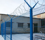 Колючая проволока Егоза для заборов и ограждений, установка под ключ